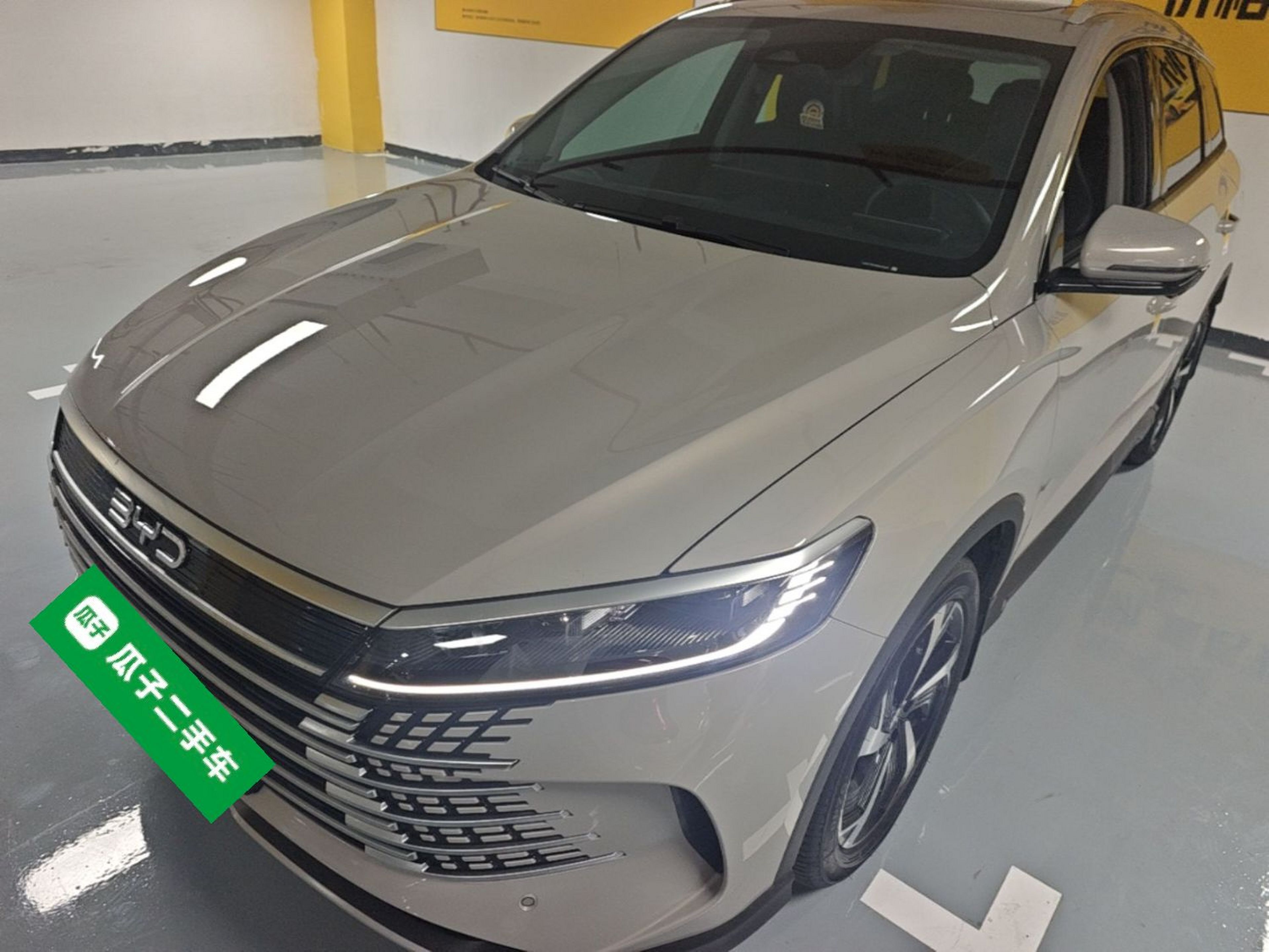 Unter der Vorderseite des Autos