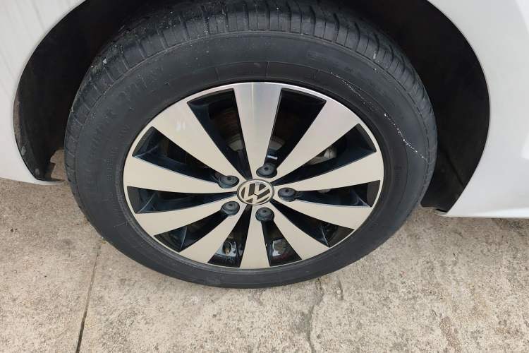 Used Volkswagen Sagitar 2018 1.6L Automatic Comfort Model Right Rear Wheel Hub