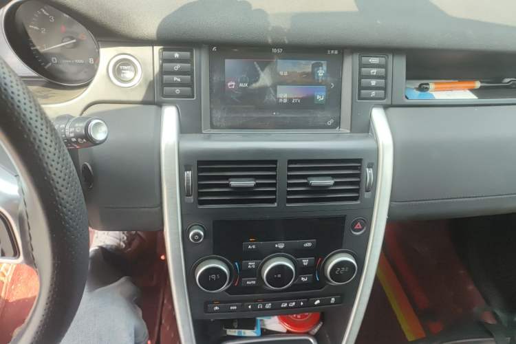 Used Land Rover Discovery Sport 2016 2.0T SE Audio And AC Panel