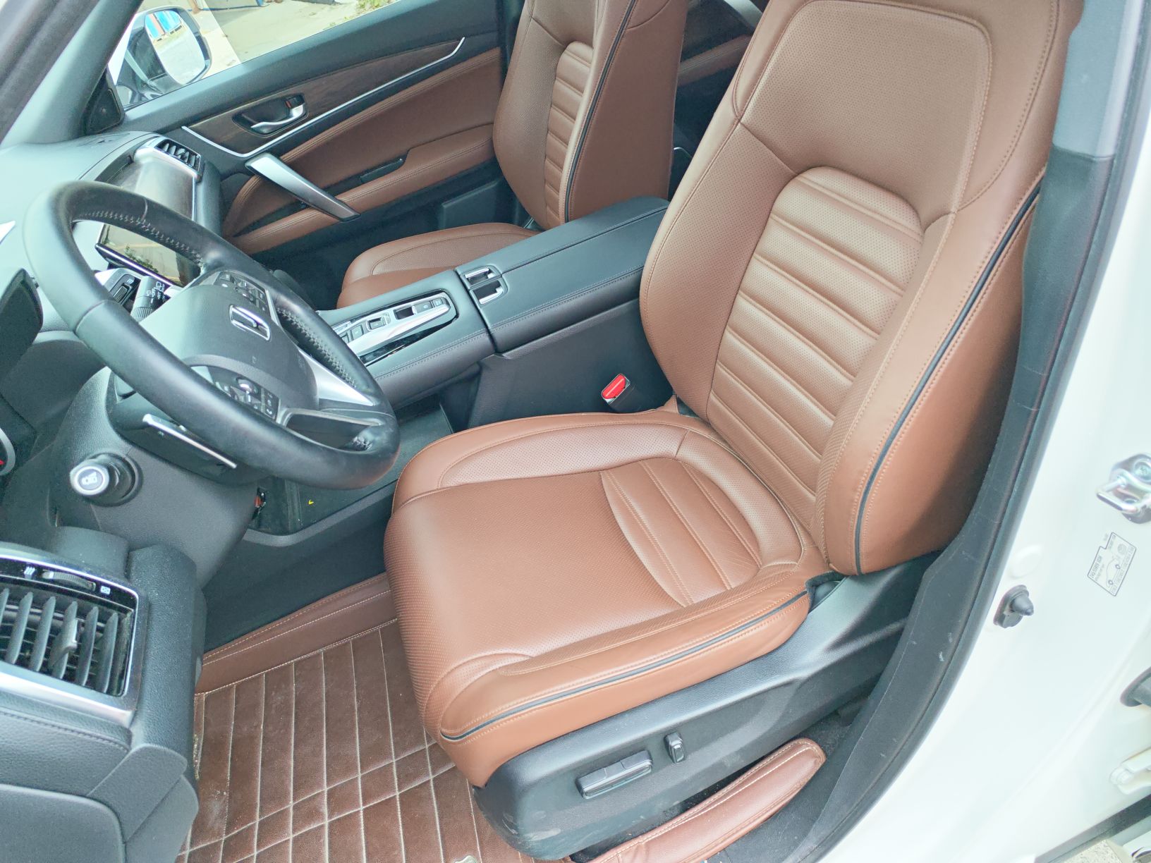 Переднее сиденье в автомобиле