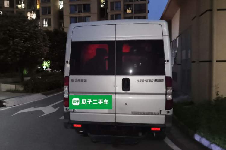 Used Dongfeng Yufeng 2018 2.5T Logistics Vehicle A100 Short Wheelbase Mid-Roof 5-9 Seater China V Standard ZD25 Rear