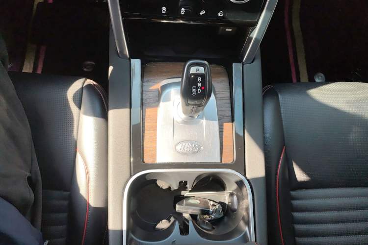 Used Land Rover Discovery Sport 2022 249 PS R-Dynamic SE Performance Tech Edition 5 Seats Gear Lever