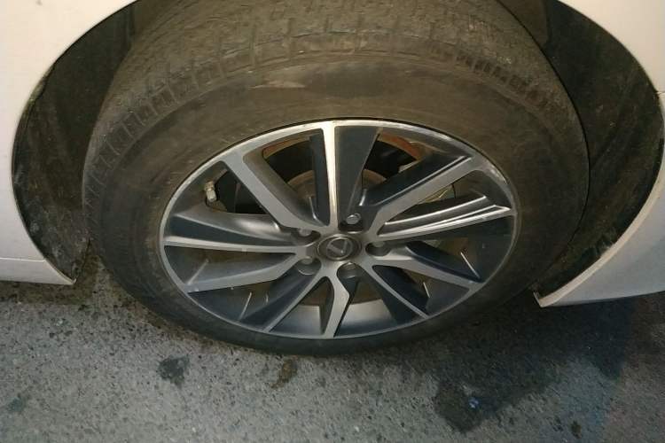Used Lexus ES 2015 300h Luxury Edition Right Front Wheel Hub
