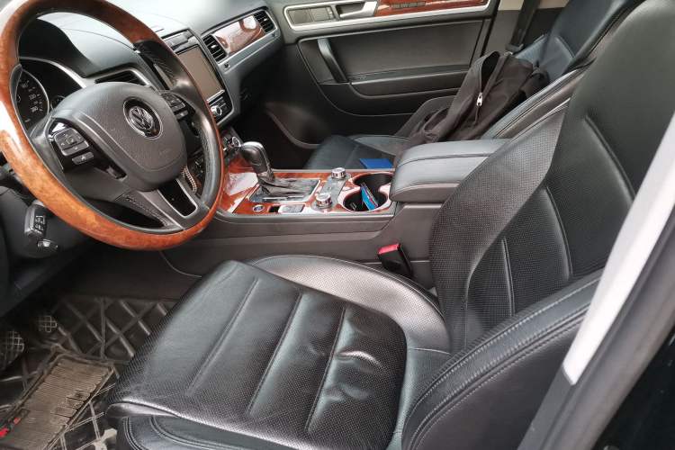 Used Volkswagen Touareg 2011 3.0 TSI Standard Version Left Front Seat