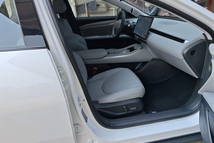 Used XPeng MONA M03 2025 600 with Ultra-Long Range Max Right Front Seat