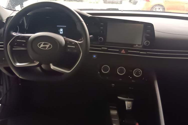 Used Hyundai Elantra 2023 1.5L CVT GLX Elite Edition Center Console