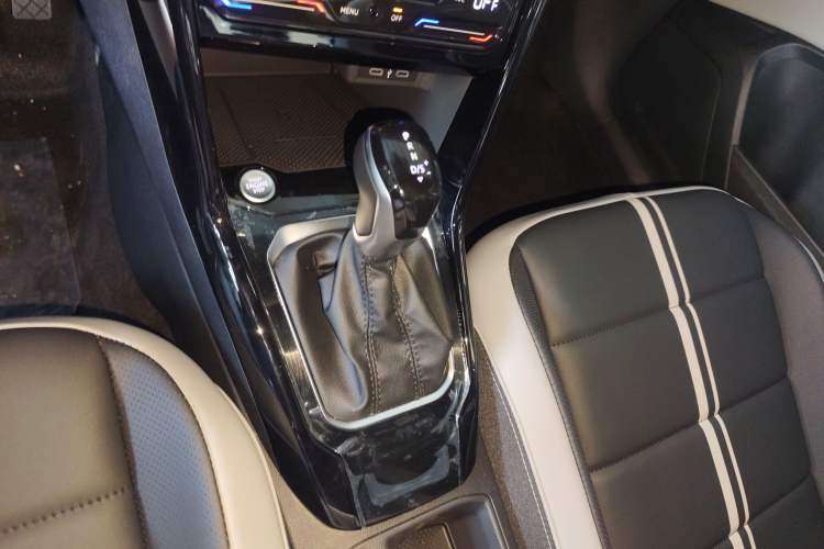 Used Volkswagen T-ROC 2025 Facelift Model 2 300TSI DSG Two-Wheel Drive Xingguang Edition