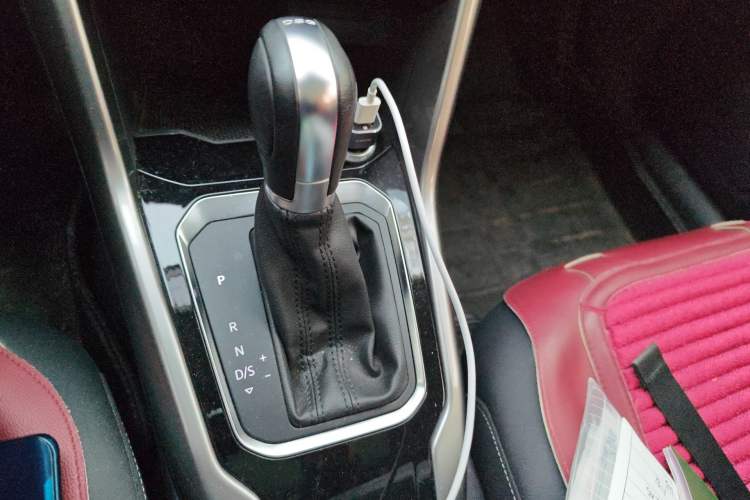 Used Volkswagen T-ROC 2018 230TSI DSG Two-Wheel Drive Advanced Version China V Standard Gear Lever