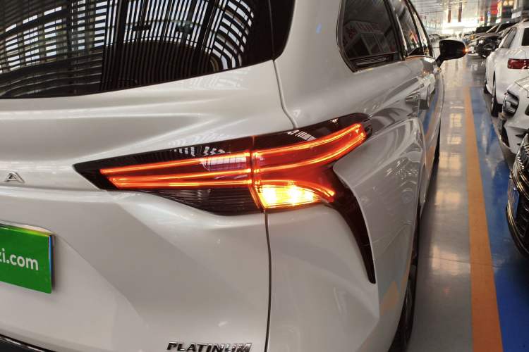 Used Toyota SIENNA 2023 2.5L Hybrid Platinum Edition Right Rear Taillight