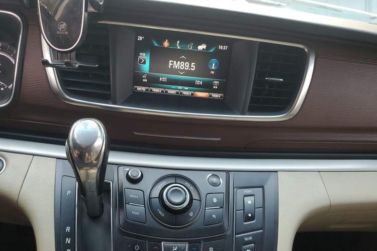 Used Buick GL8 2018 28T Luxury Model China VI Standard Audio And AC Panel