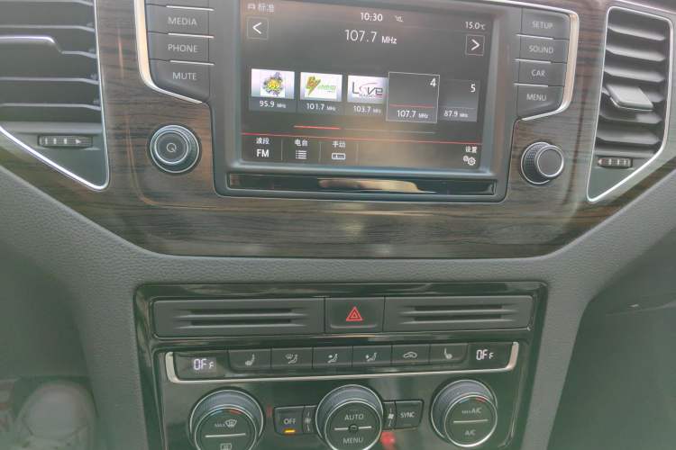 Used Volkswagen Golf Sportsvan 2016 280TSI Automatic Flagship Model Audio And AC Panel