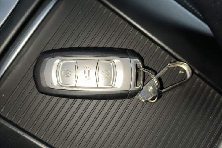 Used Geely Auto Emgrand X7 Sport 2021 Million Edition 1.8TD DCT Two-Wheel Drive Luxury Model Vehicle Key