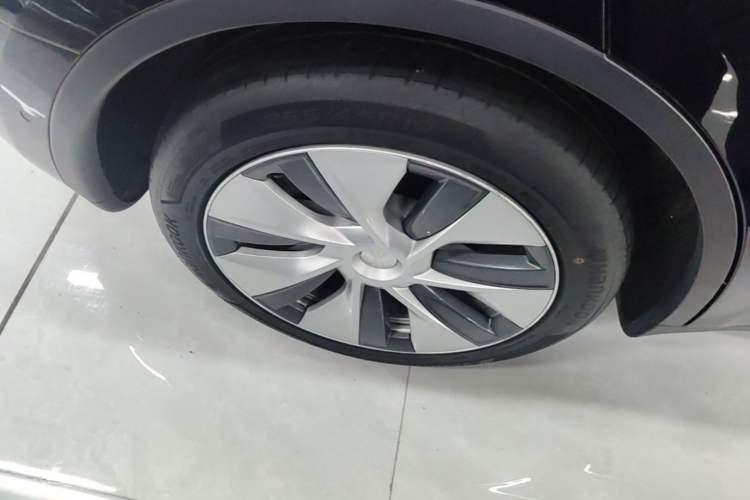 Used Tesla Model Y 2021 Standard Range Rear-Wheel Drive Version Right Rear Wheel Hub