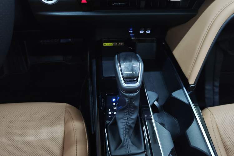 Used Toyota Camry 2024 2.0 GVP Luxury Edition Gear Lever