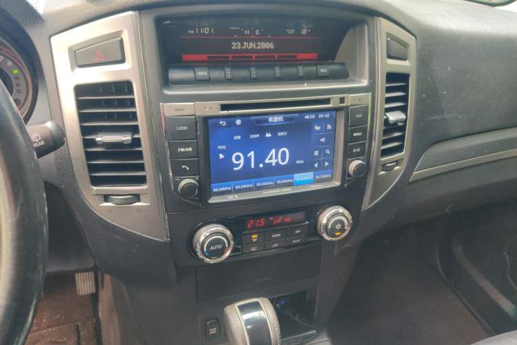 Used Mitsubishi Pajero 2016 3.0L Automatic Prestige Version China V Standard Audio And AC Panel