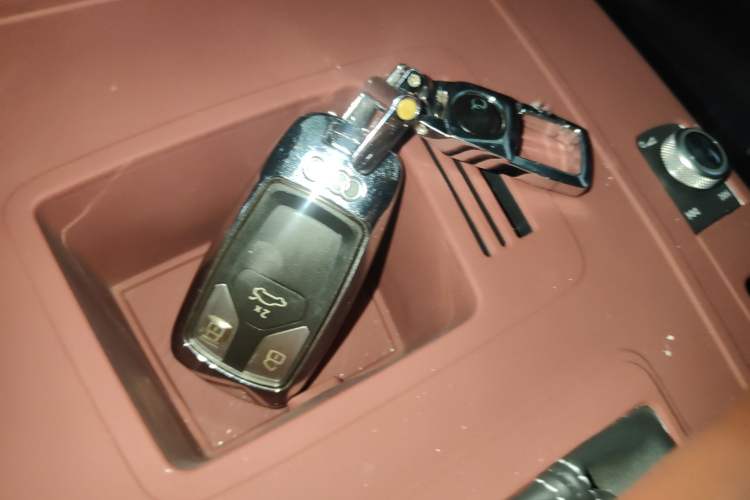 Used Audi Q5L 2022 40T Fashionable and Elegant Model Vehicle Key