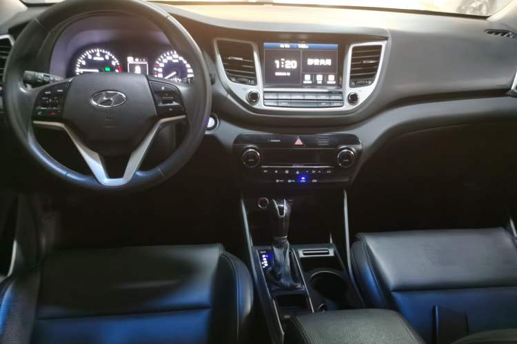 Used Hyundai Tucson 2015 1.6T Dual-Clutch Two-Wheel-Drive Smart Model Center Console