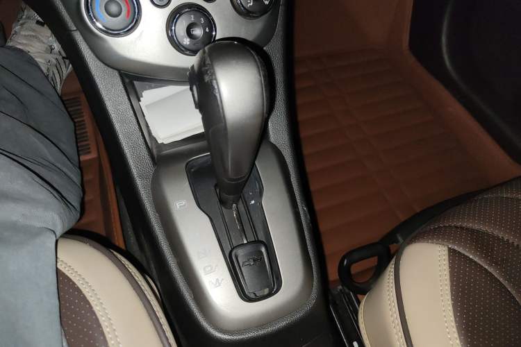 Used Chevrolet Aveo Sonic 2014 Sedan 1.4SL AT Stylish Sunroof Edition
