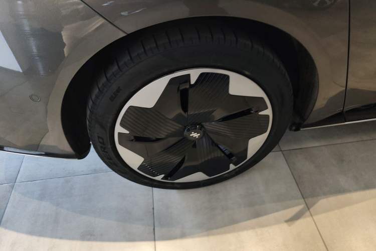 Used IM L7 2022 Dynamic Model Right Rear Wheel Hub