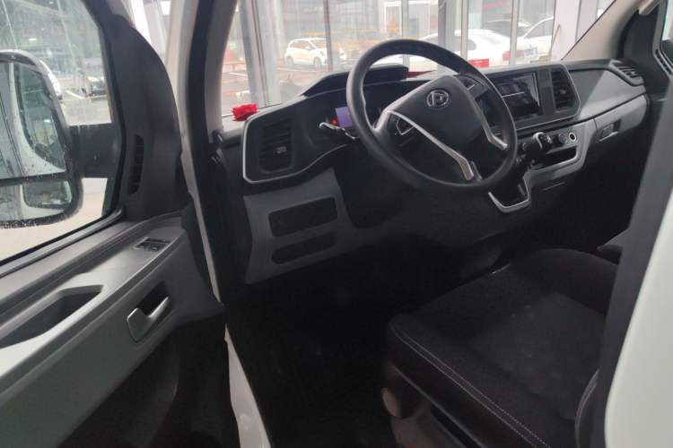 Used SAIC MAXUS Xintu V80 2024 Aotuntong Value Edition 6MT Short Wheelbase Mid-Height Roof 127 Ps 5/6 Seats
