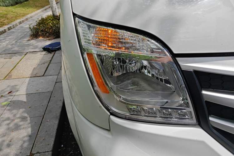 Used SAIC MAXUS Xintu V80 2021 2.0T Manual Classic City Delivery King Short Wheelbase Mid-Roof Design 3 Seats
