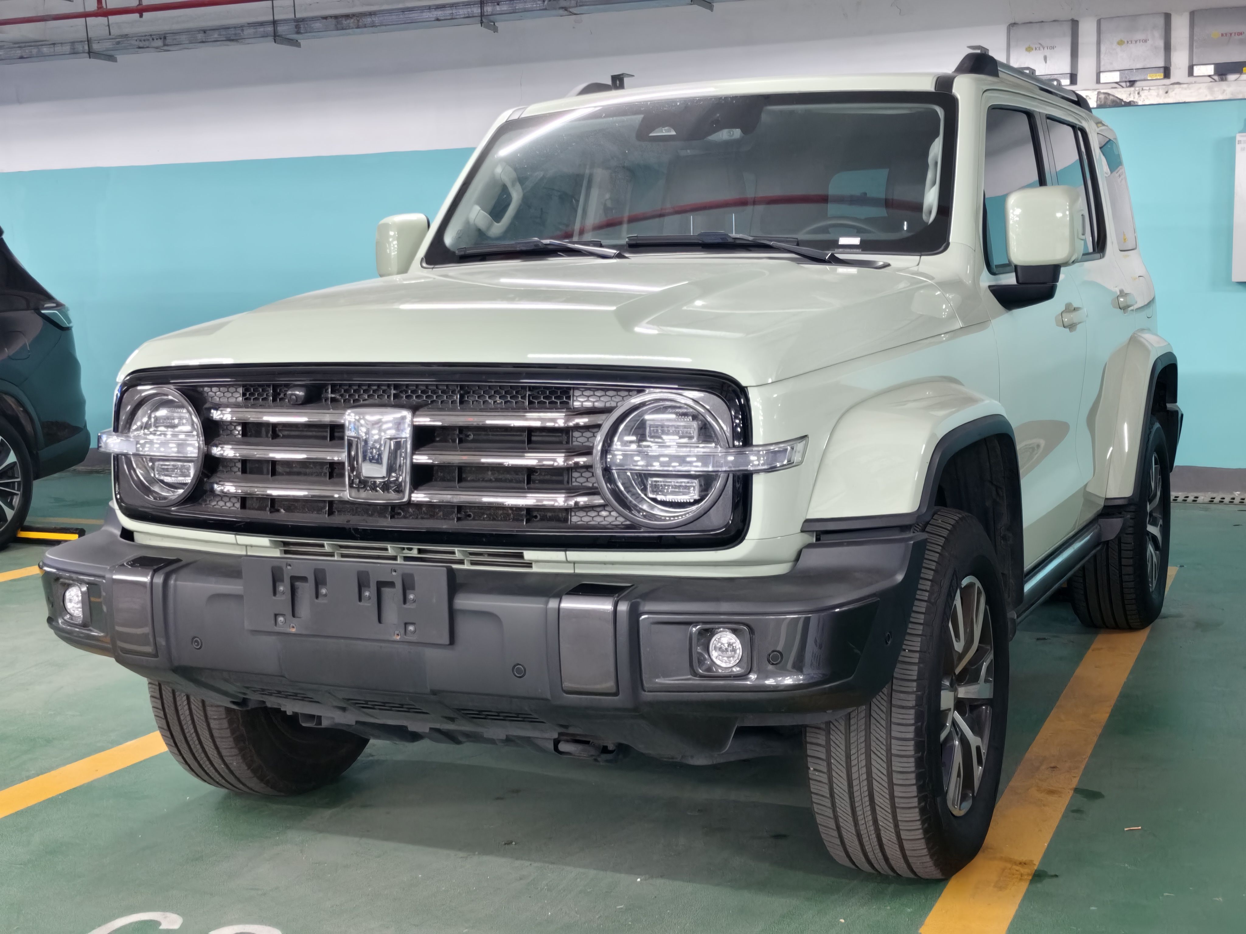 تحت مقدمة السيارة