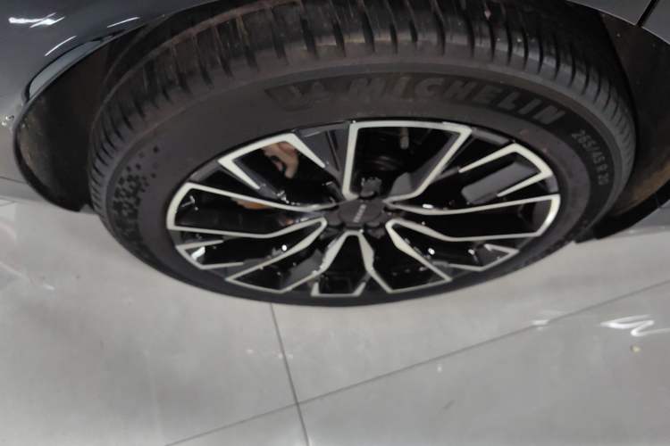 Used Zeekr 7X 2025 100 kWh Long-Range Rear-Wheel Drive with Intelligent Driving Features