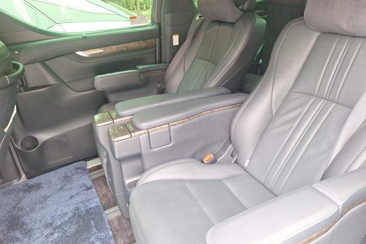 Used Toyota Vellfire 2021 Crown Dual-Engine 2.5L HV Prestige Edition Left Rear Seat