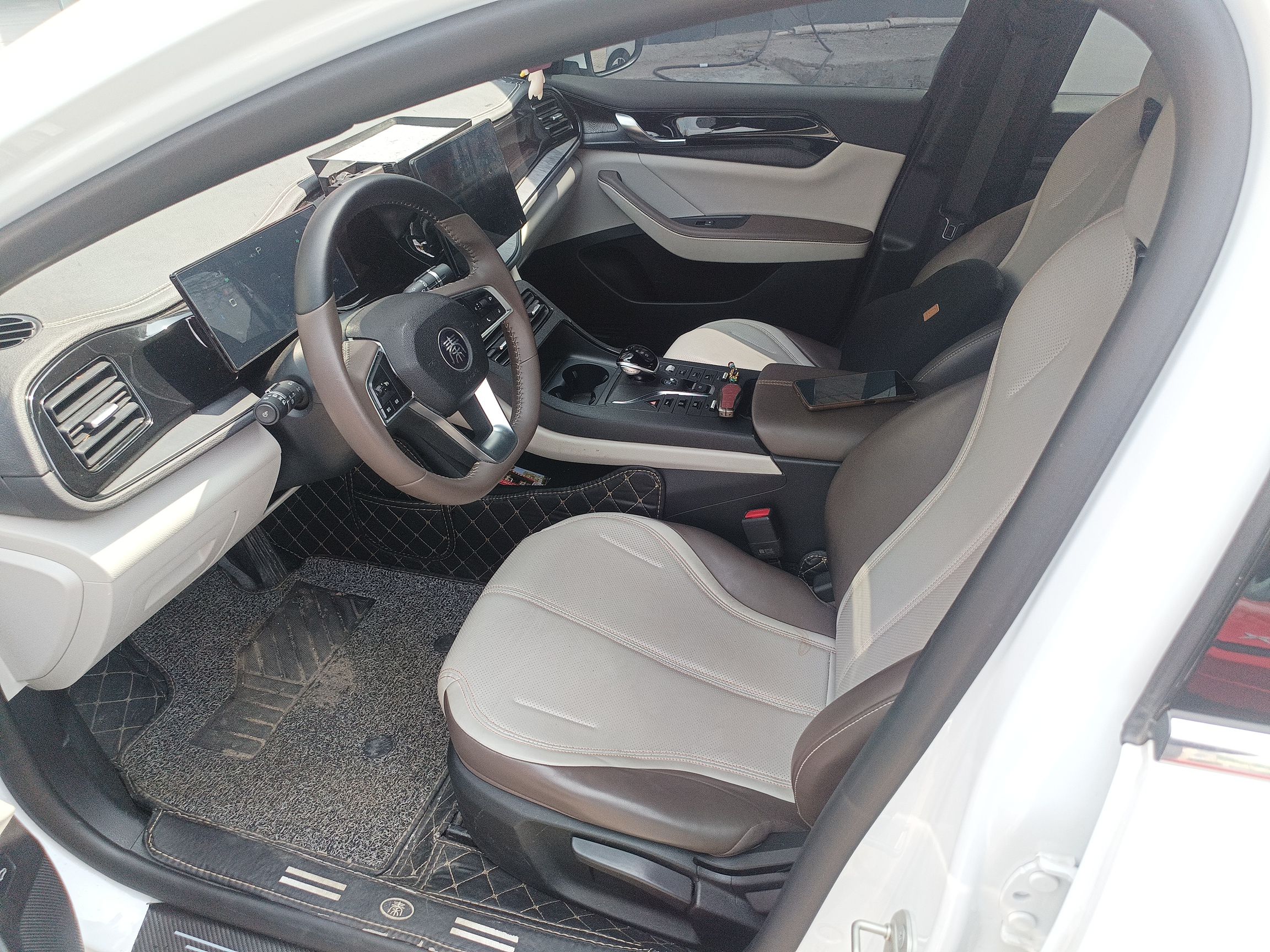 Переднее сиденье в автомобиле