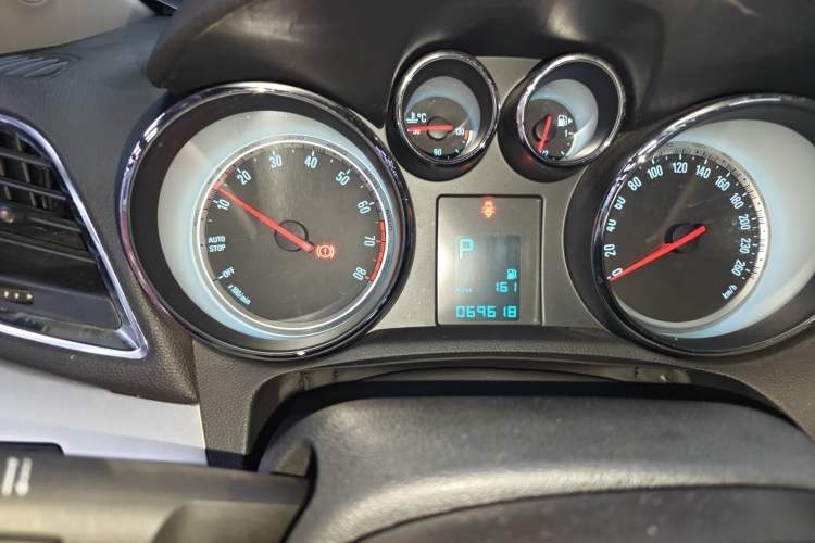 Used Buick Encore 2015 1.4T Automatic Two-Wheel Drive Urban Elite Version Instrument Cluster