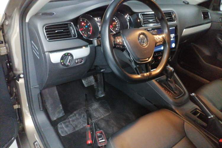 Used Volkswagen Sagitar 2017 230TSI Automatic Comfort Version
