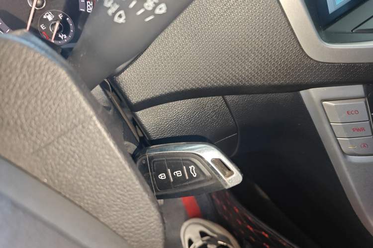 Used SAIC MAXUS T60 2017 2.0T Gasoline Automatic Two-Wheel Drive High-Ride Elite Standard Cabin
