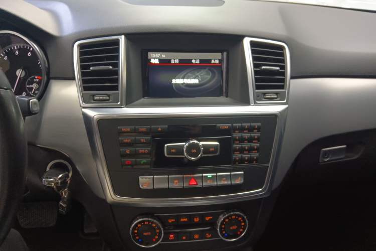 Used Mercedes-Benz M-Class 2014 ML 320 4MATIC Audio And AC Panel