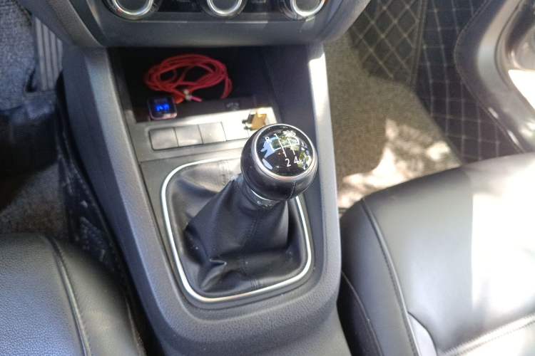 Used Volkswagen Sagitar 2012 1.6L Manual Comfort Model Gear Lever