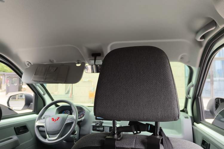 Used Wuling Yangguang 2024 300KM Comfort Version Passenger Van 75kW