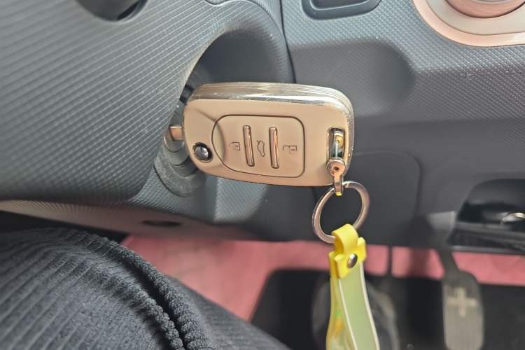 Used Wuling Hongguang MINIEV 2022 Macaron Premium Model – Lithium Iron Phosphate Vehicle Key