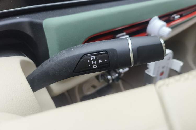 Used ORA Good Cat 2023 401 km Standard Range Premium Version Lithium Iron Phosphate Gear Lever