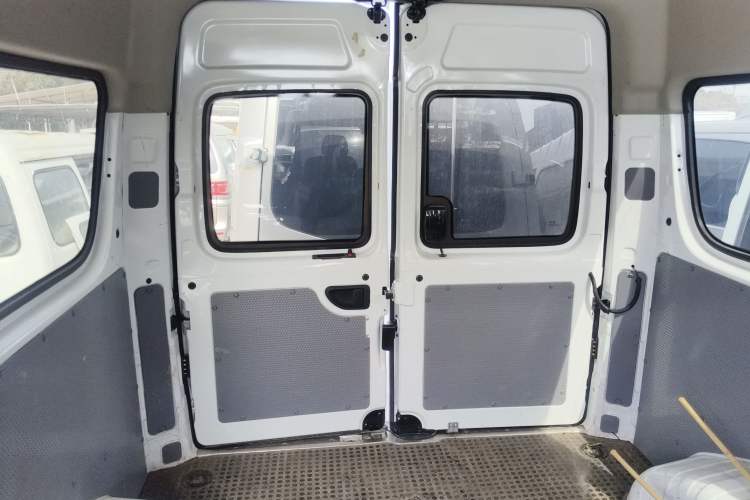 Used SAIC MAXUS Xintu V80 2023 2.0T AMT Classic Aoyuntong Long Wheelbase Mid-Height 6/7/8/9-Seater
