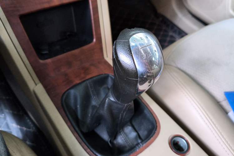 Used Roewe 350 2014 1.5L Manual Swift Edition Gear Lever