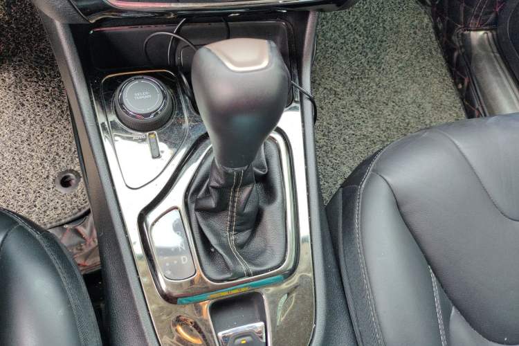 Used Jeep Cherokee 2016 2.4L Superior Edition Gear Lever