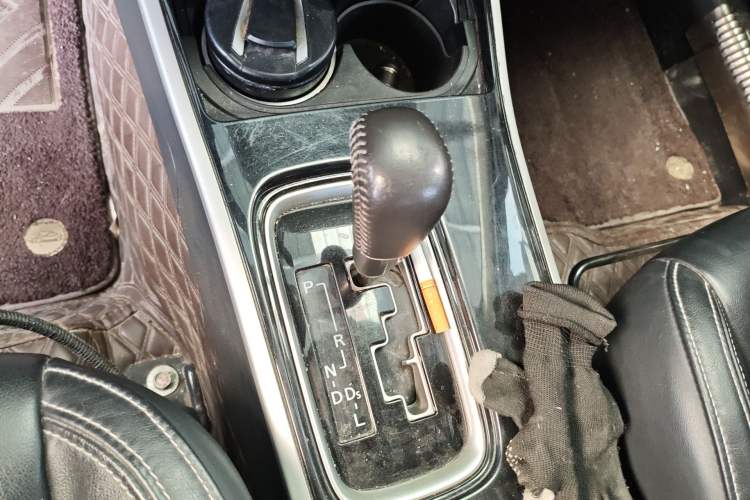 Used Mitsubishi Outlander 2020 2.0L Two-Wheel Drive Comfort Edition 7-Seater Gear Lever