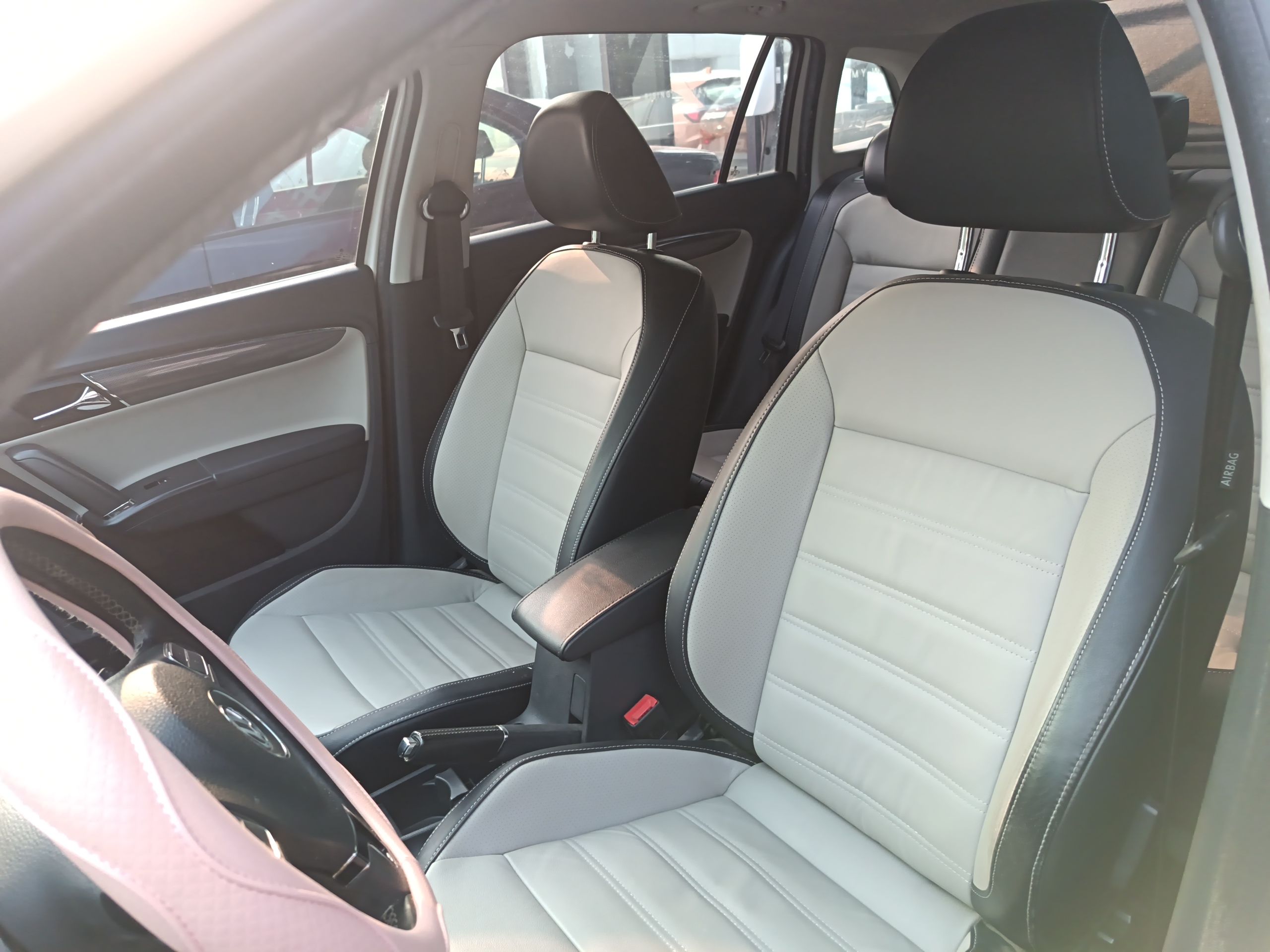 Переднее сиденье в автомобиле