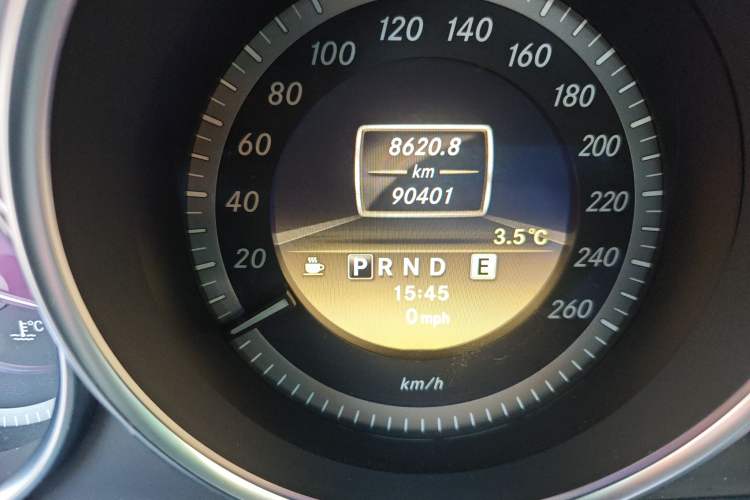 Used Mercedes-Benz C-Class 2011 C 180K Classic model Odometer Close Up