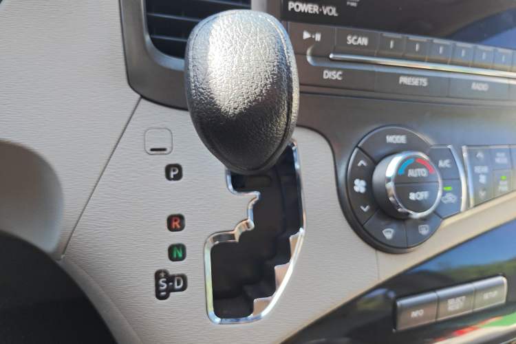 Used Toyota SIENNA 2011 3.5L 4x4 Automatic
