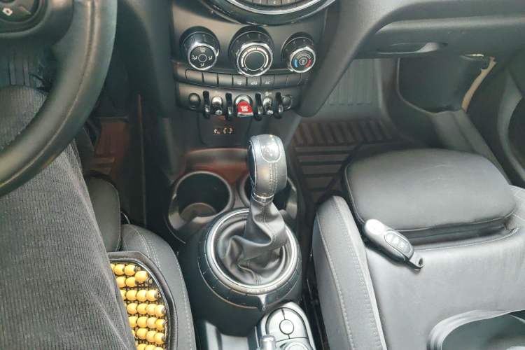 Used MINI 2016 1.5T COOPER Five-Door Edition Gear Lever