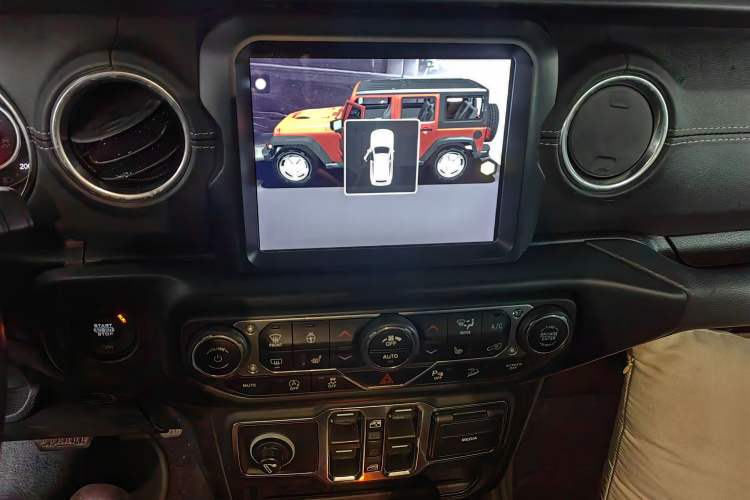 Used Jeep Wrangler 2019 2.0T Sahara Four-Door Version China VI Emission Standard Audio And AC Panel