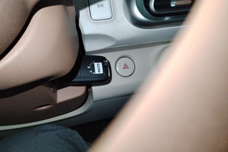 Used Wuling Hongguang MINIEV 2024 3rd Generation 215km Youth Edition Vehicle Key