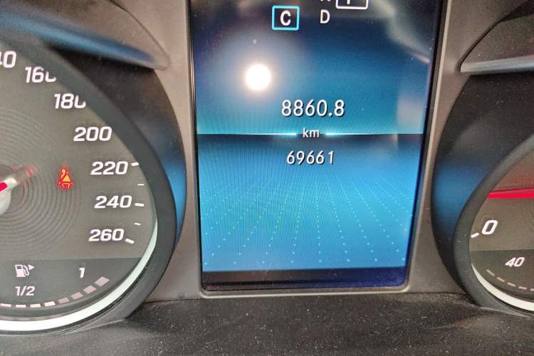 Used Mercedes-Benz C-Class 2019 C 180 L Fashion Edition Sport Version Odometer Close Up