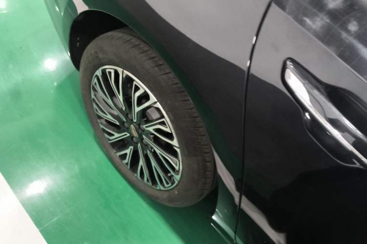 Used Hongqi H5 2024 2.0T Automatic Smart Connect Flagship Edition Right Rear Wheel Hub