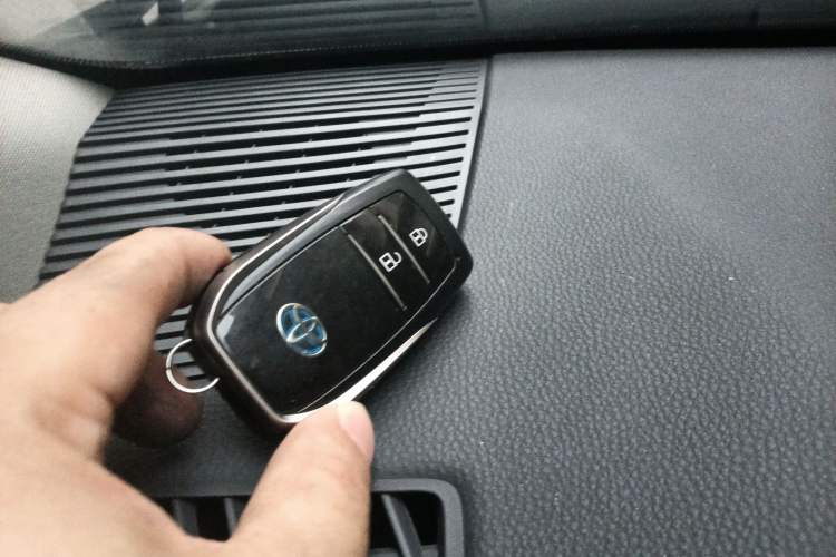 Used Toyota Harrier 2022 Dual-Engine 2.5L CVT Two-Wheel Drive Luxury Edition Vehicle Key